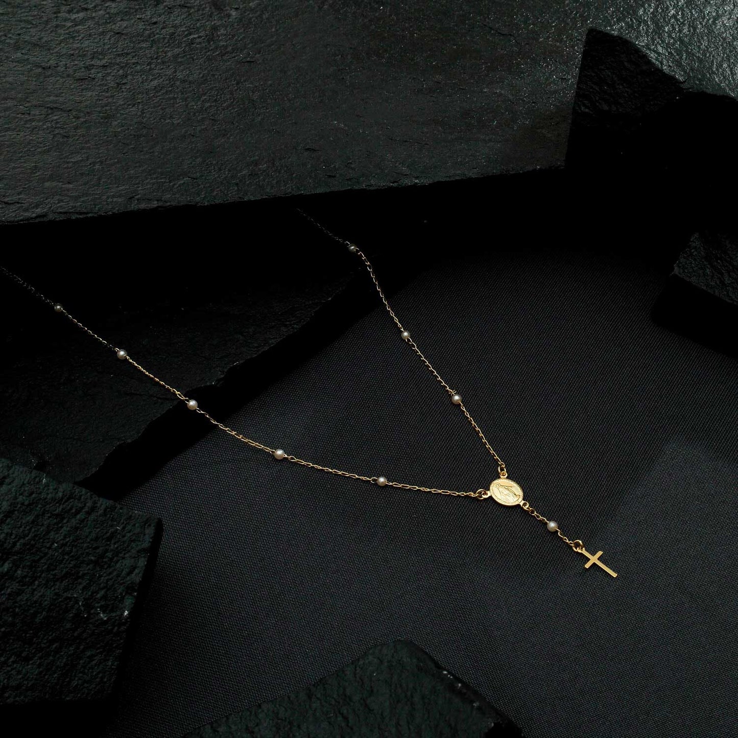 Colar Lilith Allure Dourado Religioso Terço Cruz e Pérolas / Lilith Allure Gold-Plated Religious Necklace featuring Rosary Beads, Cross Pendant, and Pearls