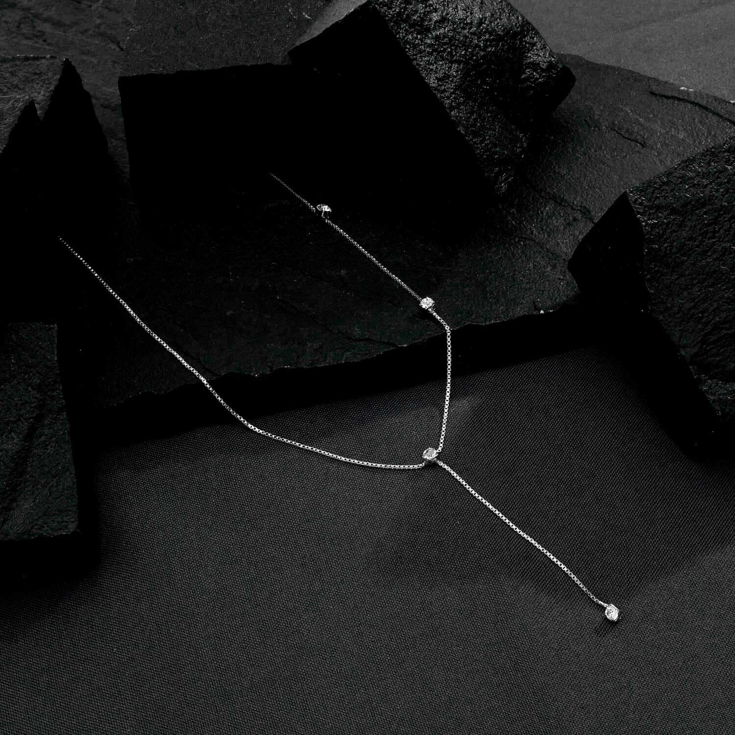 Colar Lilith Allure Prateado Gravatinha com Pontos de Luz / Lilith Allure Silver Lariat Necklace with Light Points