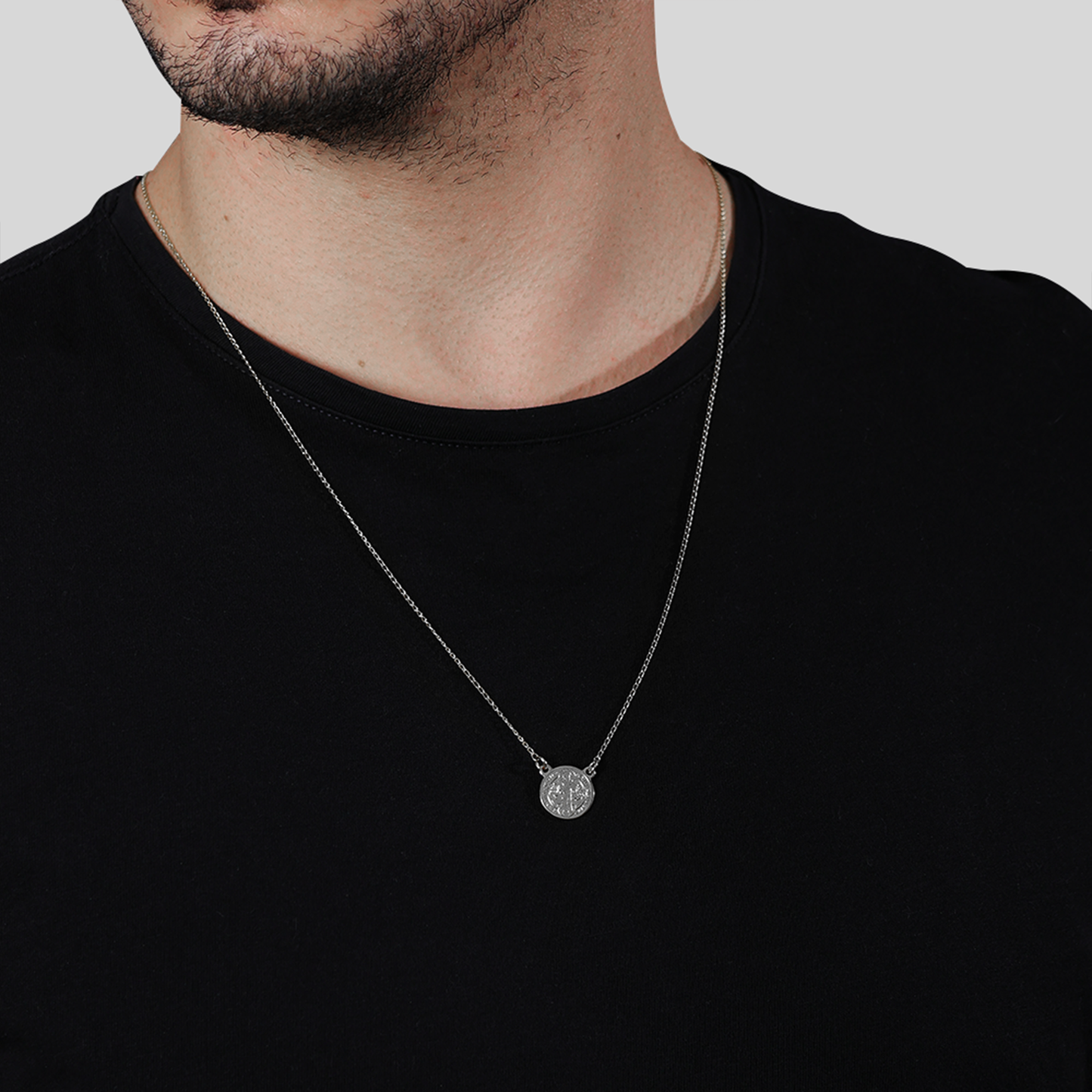 Escapulário Lilith Allure Prateado Masculino Redondo São Jorge / Lilith Allure Silver Men’s Round Saint George Scapular