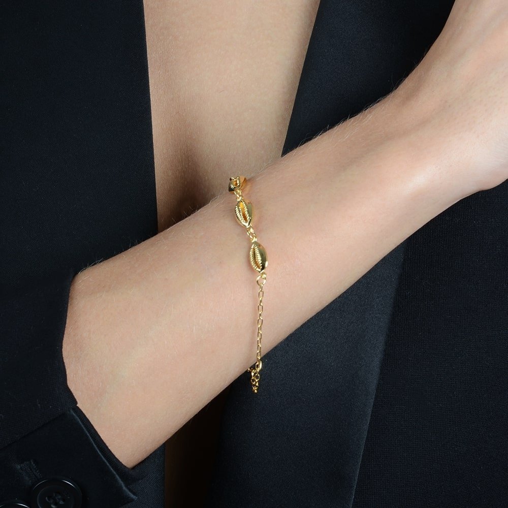 Pulseira Lilith Allure Dourada de Búzios / Lilith Allure Gold Bracelet with Cowrie Shells