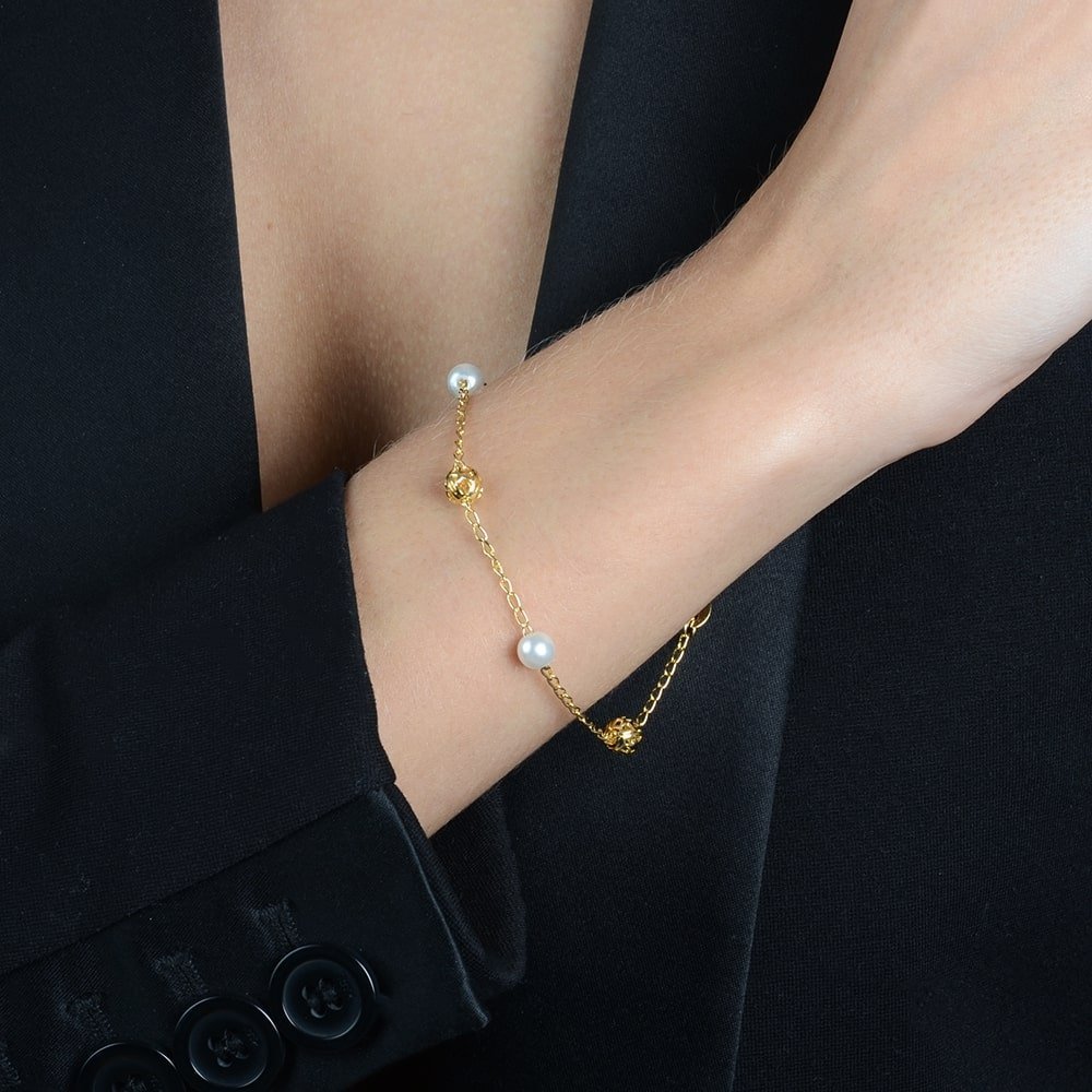 Pulseira Lilith Allure Dourada de Pérolas e Esferas Vazadas / **Gold Lilith Allure Bracelet with Pearls and Hollow Spheres