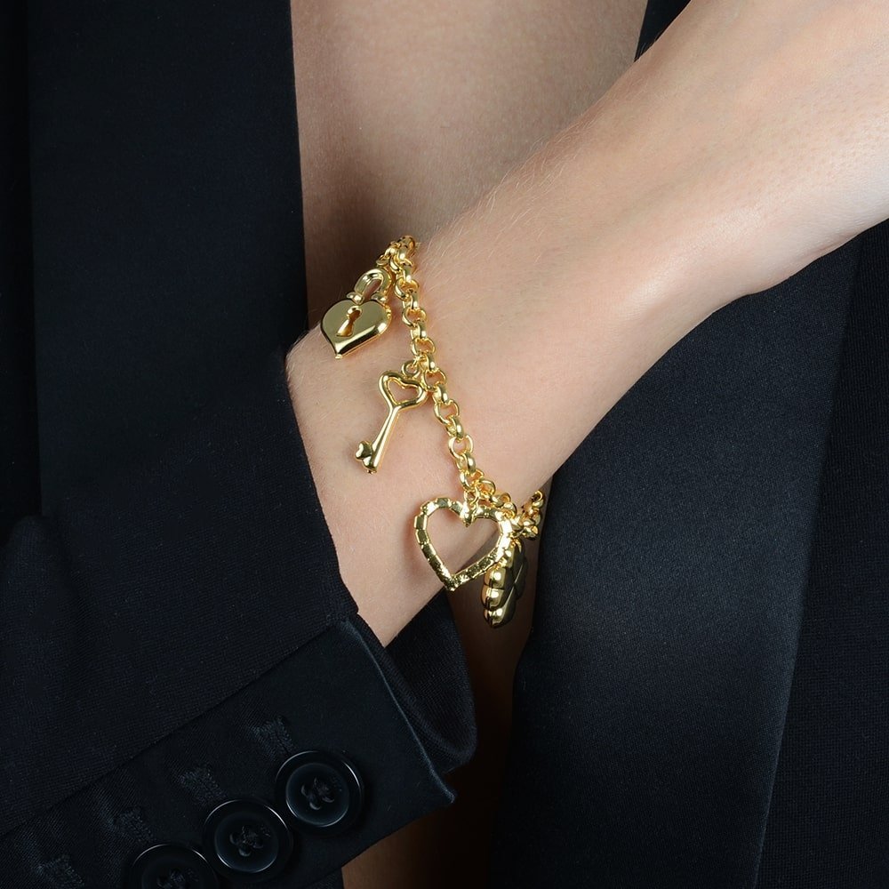 Pulseira lilith Allure Dourada Elo Português com Coração, Cadeado, Trevo e Chave / Lilith Allure Gold Bracelet with Portuguese Links, Heart, Lock, Clover, and Key