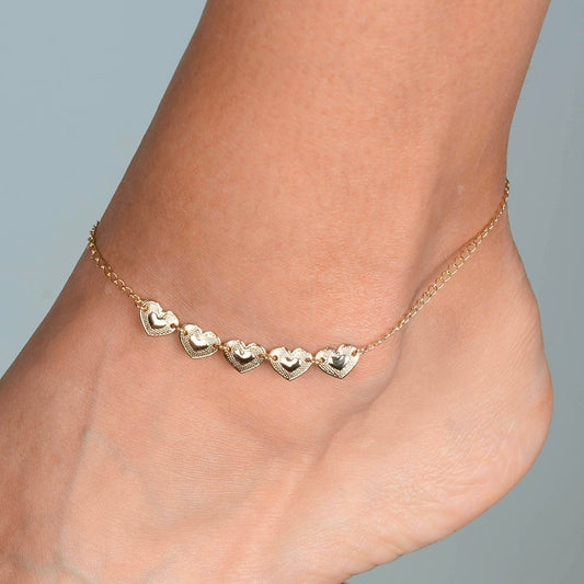 Tornozeleira Lilith Allure Dourada 5 Corações / Lilith Allure Gold-Plated Anklet featuring Five Heart Charms