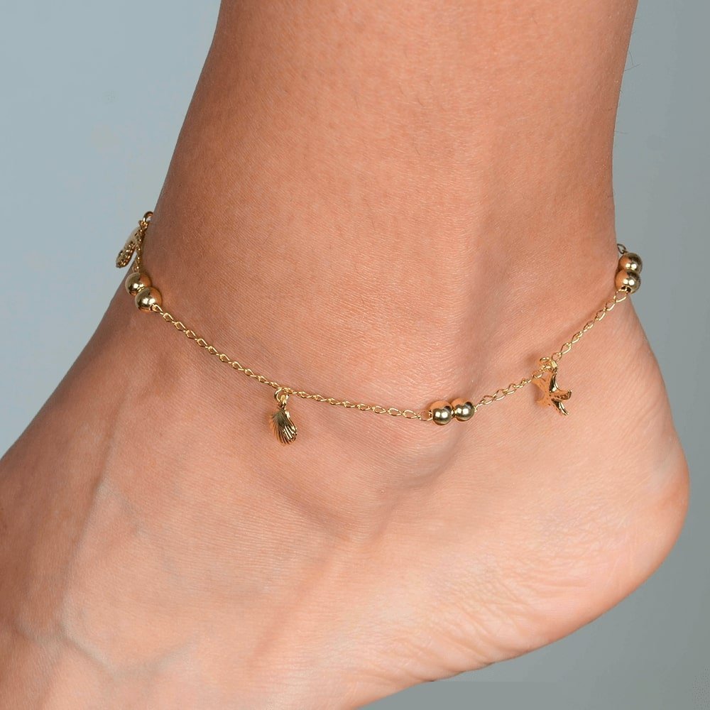 Tornozeleira Lilith Allure Dourada Fundo do Mar e Bolas / Lilith Allure Gold-Plated Anklet featuring Ocean-Themed Charms and Gold Beads