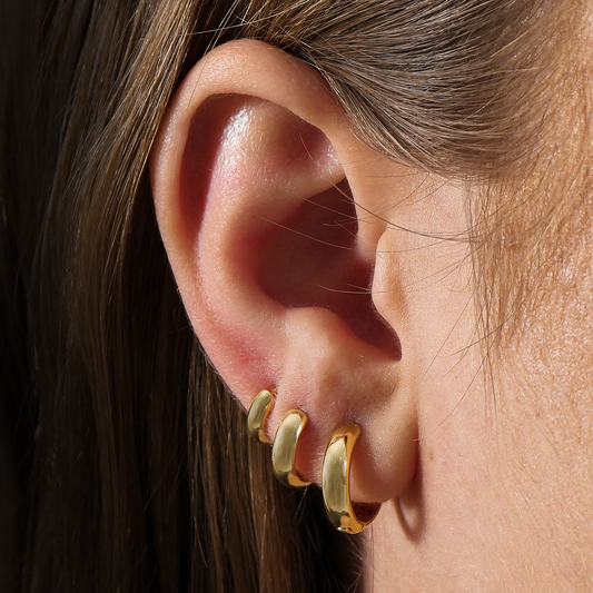 Trio Lilith Allure Dourado de Argolinhas / Lilith Allure Gold-Toned Trio of Small Hoops