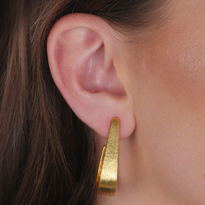 Brinco Lilith Allure Dourado Formato Gota Escovado. Lilith Allure Gold Matte Teardrop Earrings