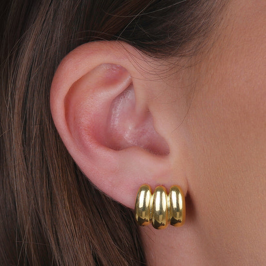 Brinco Lilith Allure Dourado Concha Três Argolas. Lilith Allure Gold Shell Earrings with Three Rings