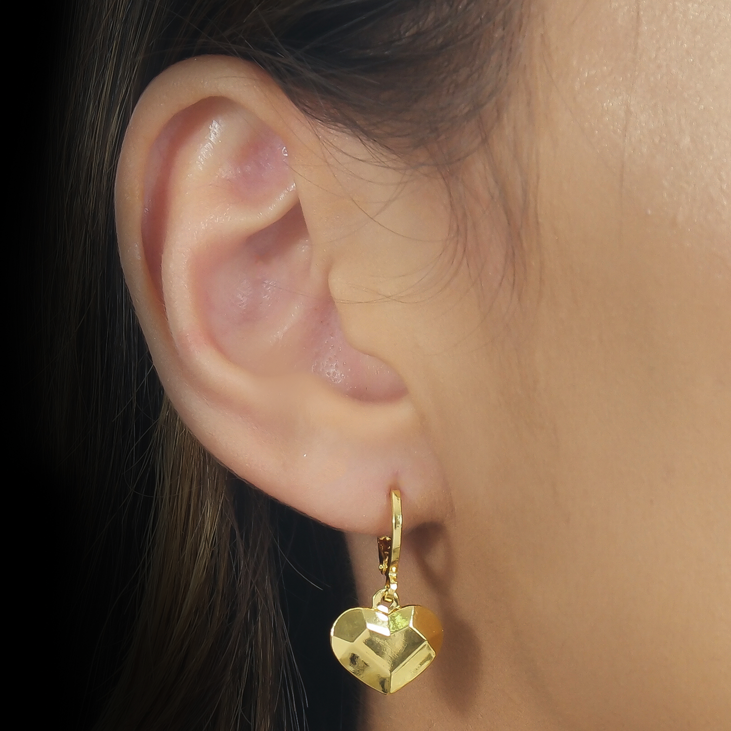 Brinco Lilith Allure Dourado de Argolinha Coração Traços Retos / Lilith Allure Gold Hoop Earrings with Geometric Heart
