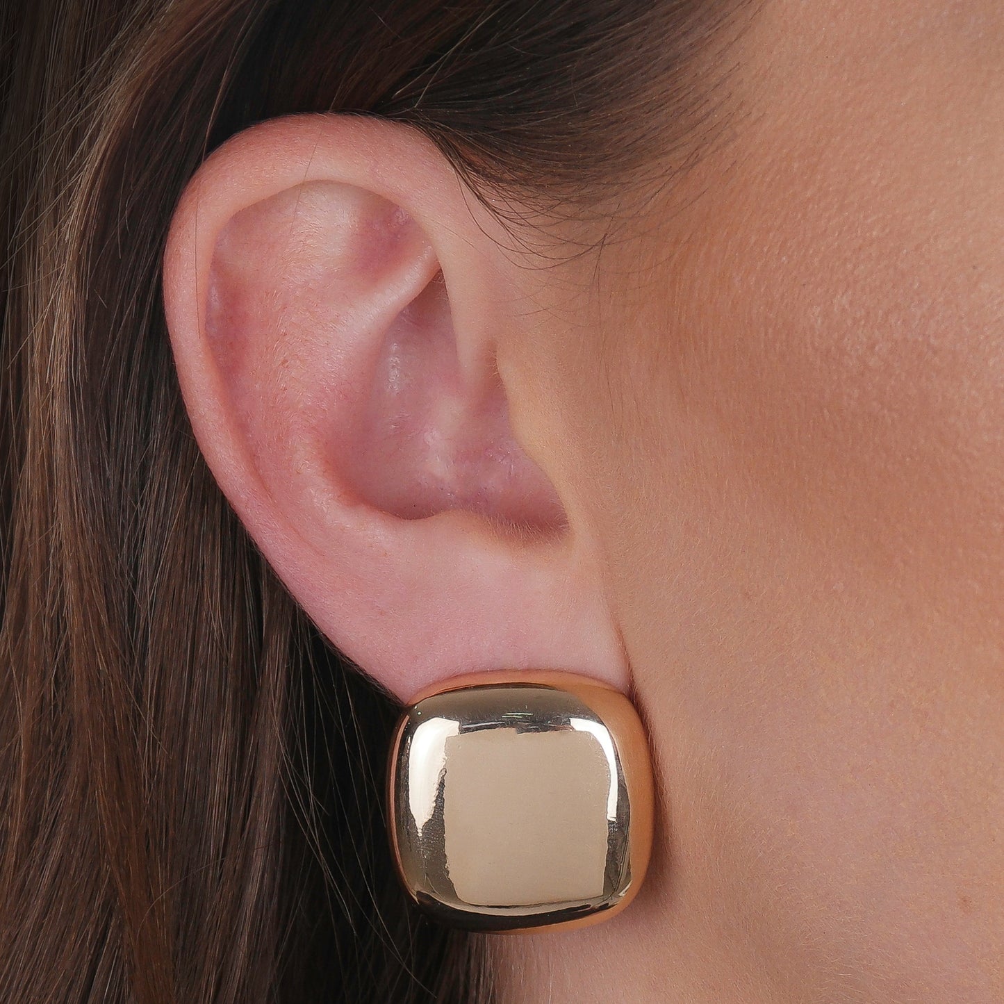 Brinco Lilith Allure Dourado Formato Quadrado com Bordas Arredondadas. Lilith Allure Gold Square Earrings with Rounded Edges