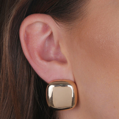 Brinco Lilith Allure Dourado Formato Quadrado com Bordas Arredondadas. Lilith Allure Gold Square Earrings with Rounded Edges