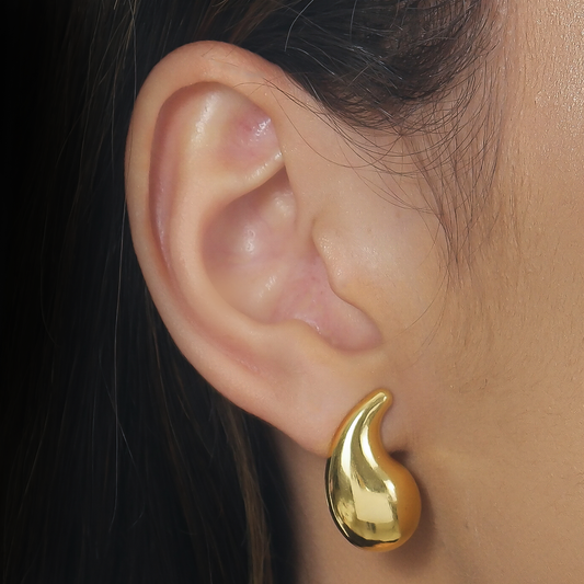 Brinco Lilith Allure Dourado Gota Curvada Média / Lilith Allure Medium Gold Curved Teardrop Earrings