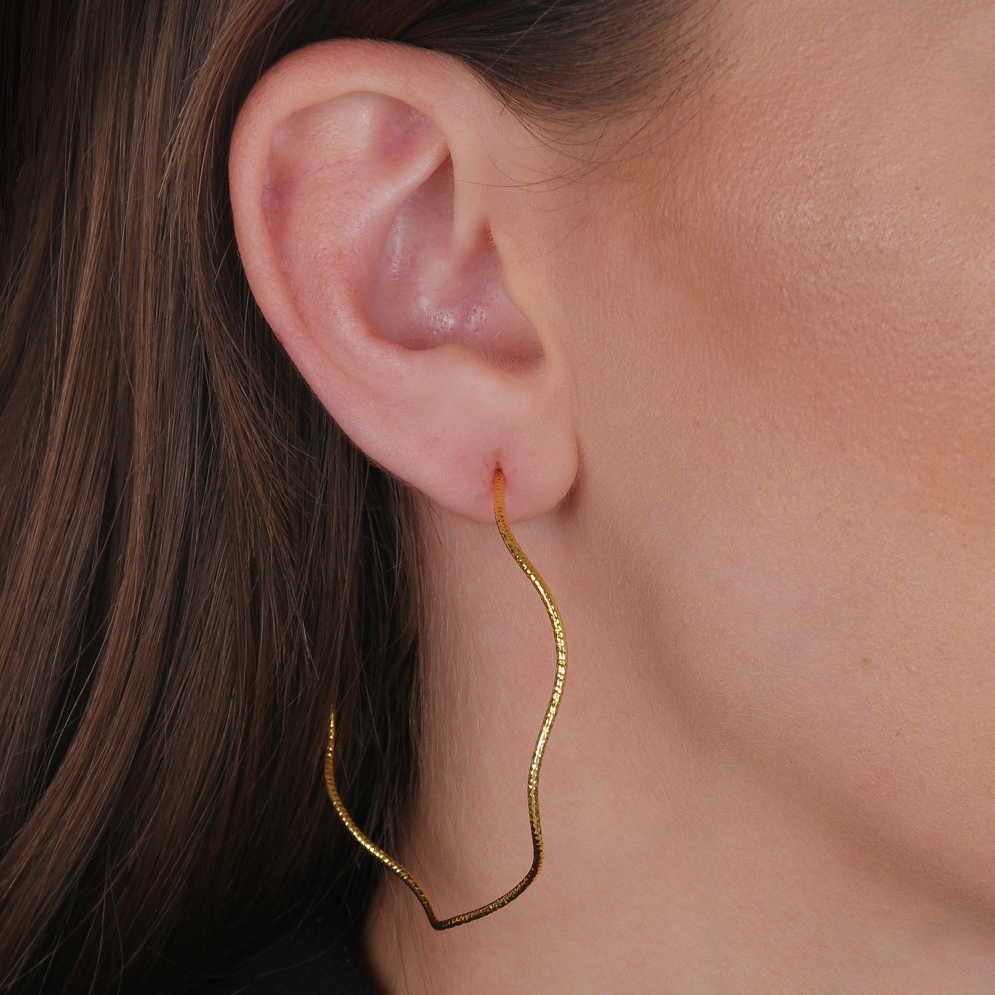 Argola Lilith Allure Dourada Ondulada Assimétrica. Argola Lilith Allure Dourada Ondulada Assimétrica