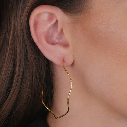 Argola Lilith Allure Dourada Ondulada Assimétrica. Argola Lilith Allure Dourada Ondulada Assimétrica