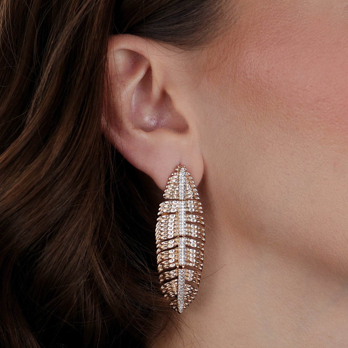 Brinco Lilith Allure Dourado de Pena Cravejado de Zircônia. Lilith Allure Gold Earrings with Zirconia-Studded Feather Design