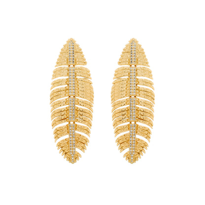 Brinco Lilith Allure Dourado de Pena Cravejado de Zircônia. Lilith Allure Gold Earrings with Zirconia-Studded Feather Design