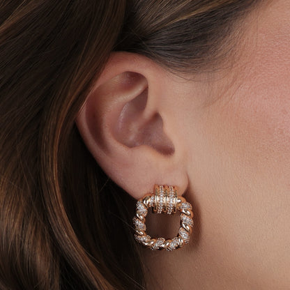 Brinco Lilith Allure Dourado de Gala Trançado com Zircônia / Lilith Allure Gold Gala Braided Earrings with Zirconia