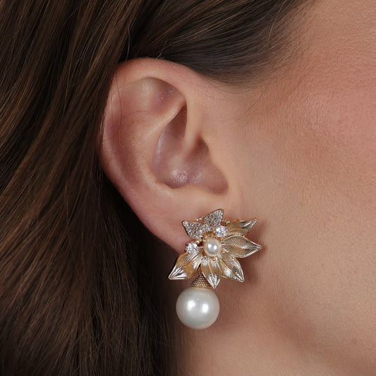 Brinco Lilith Allure Dourado com Folhas em Zircônia e Pérolas. Lilith Allure Gold Earrings with Zirconia Leaves and Pearls