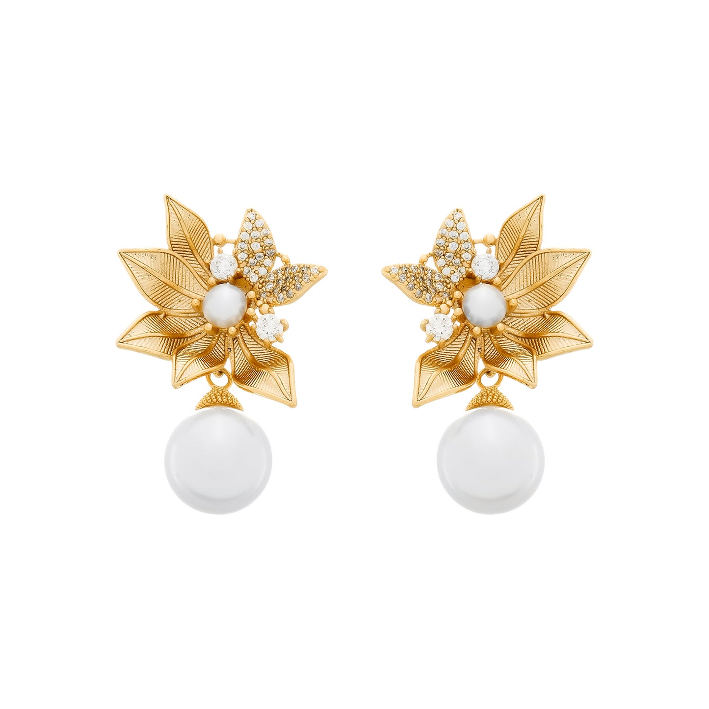 Brinco Lilith Allure Dourado com Folhas em Zircônia e Pérolas. Lilith Allure Gold Earrings with Zirconia Leaves and Pearls