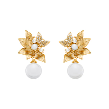 Brinco Lilith Allure Dourado com Folhas em Zircônia e Pérolas. Lilith Allure Gold Earrings with Zirconia Leaves and Pearls