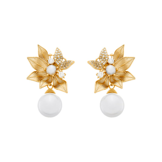 Brinco Lilith Allure Dourado com Folhas em Zircônia e Pérolas. Lilith Allure Gold Earrings with Zirconia Leaves and Pearls