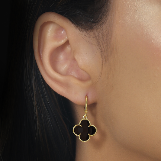 Brinco Lilith Allure Dourado de Trevo com Zircônia Preta / Lilith Allure Gold Clover Earrings with Black Zirconia