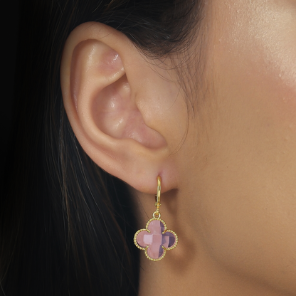 Brinco Lilith Allure Dourado de Trevo com Zircônia Rosa / Lilith Allure Gold Clover Earrings with Pink Zirconia