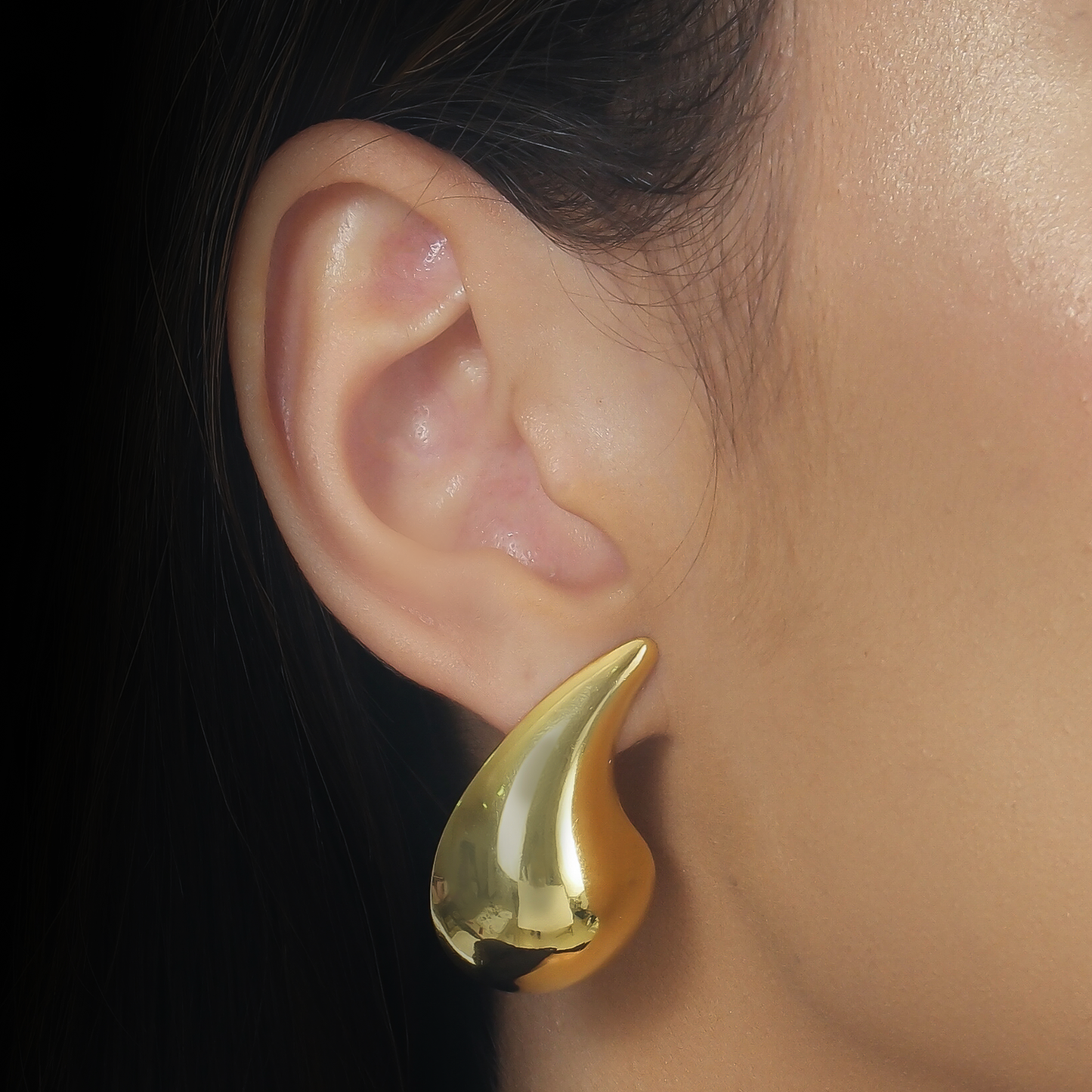 Brinco Lilith Allure Dourado Gota Curvada Grande / Lilith Allure Large Gold Curved Teardrop Earrings