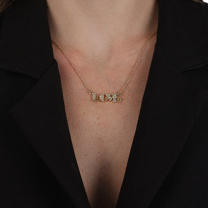 Colar Lilith Allure Dourado Love com Zircônia. Lilith Allure Gold 'Love' Necklace with Zirconia