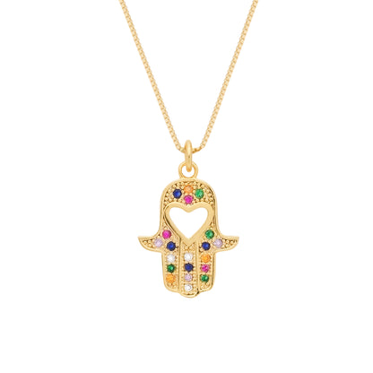 Colar Lilith Allure Dourado Mão de Fátima Cravejado de Zircônia Coloridas com Coração. Lilith Allure Gold Necklace – Hamsa Hand with Colorful Zirconia and Heart Charm