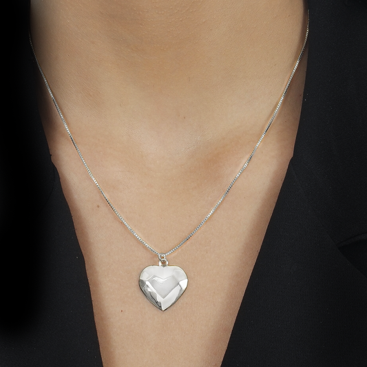 Colar Lilith Allure Prateado de Coração Traços Retos / Lilith Allure Silver Geometric Heart Necklace