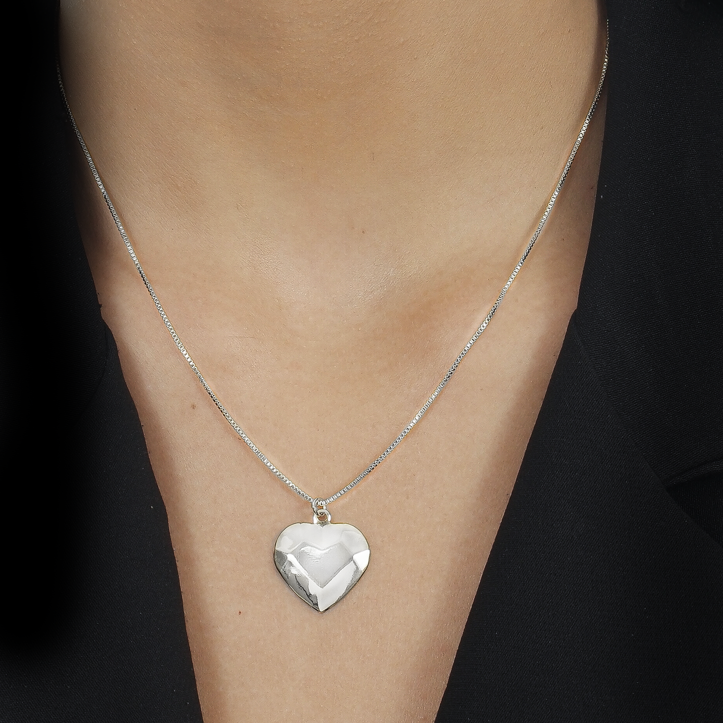 Colar Lilith Allure Prateado de Coração Traços Retos / Lilith Allure Silver Geometric Heart Necklace