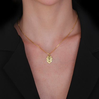 Colar Lilith Allure Dourado Pingente Leão. Lilith Allure Gold Necklace with Lion Pendant
