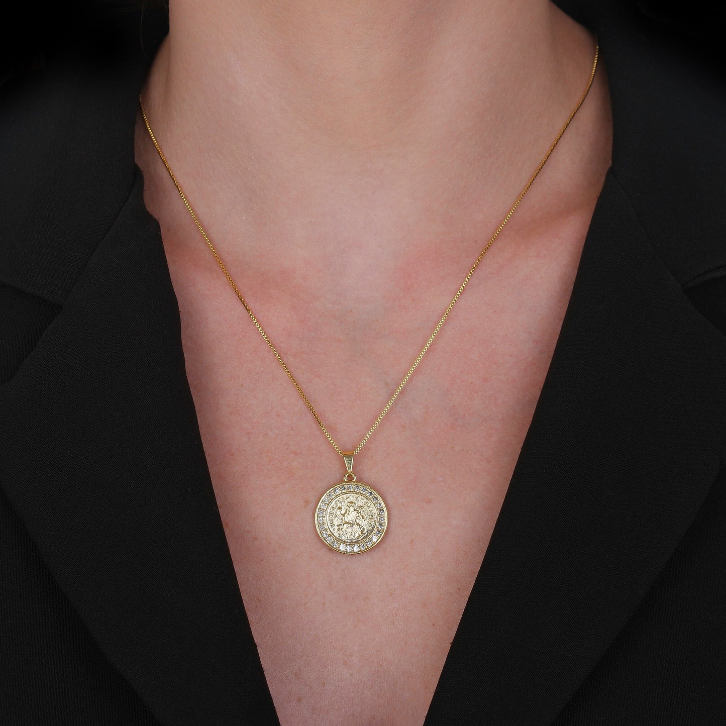 Colar Lilith Allure Dourado Medalha São Miguel Arcanjo Cravejado de Zircônia. Lilith Allure Gold Necklace with Saint Michael Archangel Medal Encrusted with Zirconia