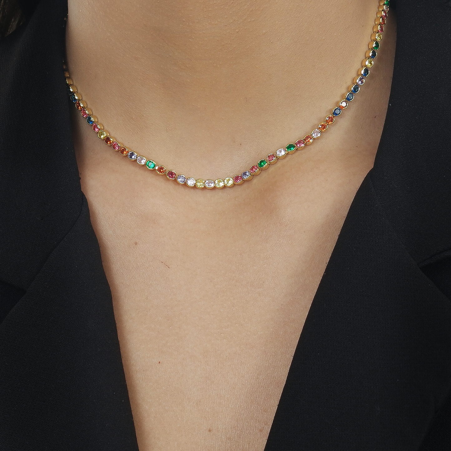 Colar Lilith Allure Dourado Chocker Riviera Pedras Coloridas / Lilith Allure Gold Choker Riviera Necklace with Colored Stones