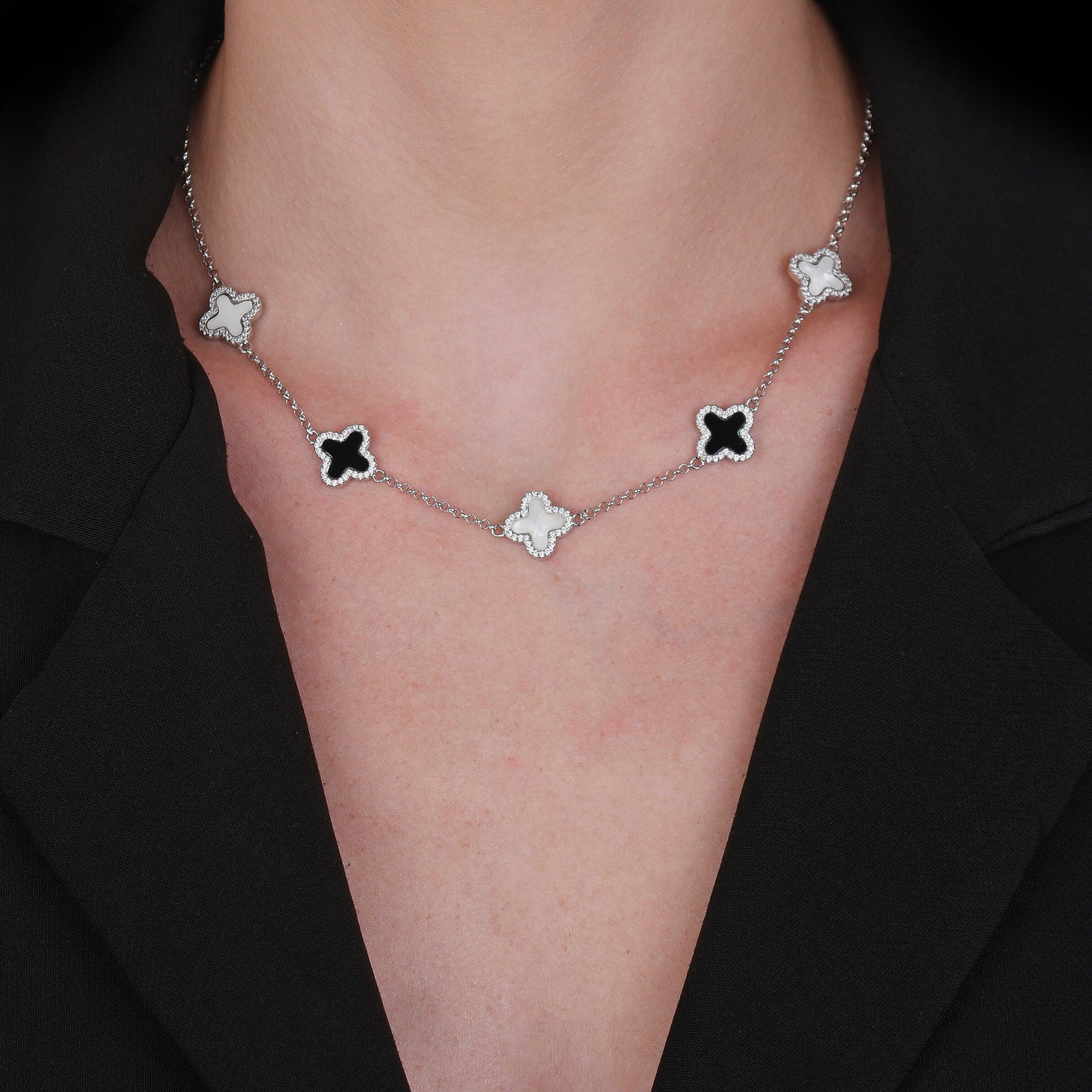 Colar Lilith Allure Prateado de Trevos Pretos e Brancos Cravejados de Zircônia. Lilith Allure Silver Necklace Encrusted with Black and White Clover Zirconia