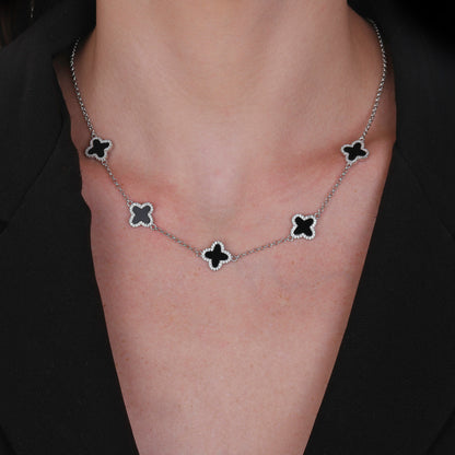 Colar Lilith Allure Prateado de Trevos Pretos Cravejados de Zircônia. Lilith Allure Silver Necklace Encrusted with Black Clover Zirconia