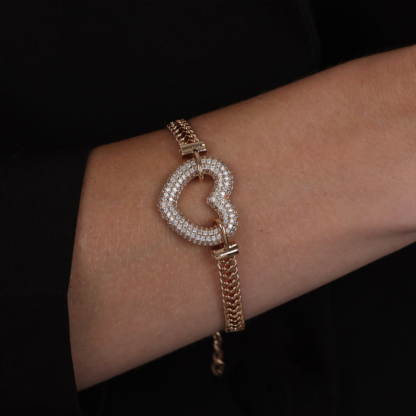 Pulseira Lilith Allure Dourada de Coração Vazado Cravejado com Zircônia. Lilith Allure Gold Hollow Heart Bracelet Encrusted with Zirconia