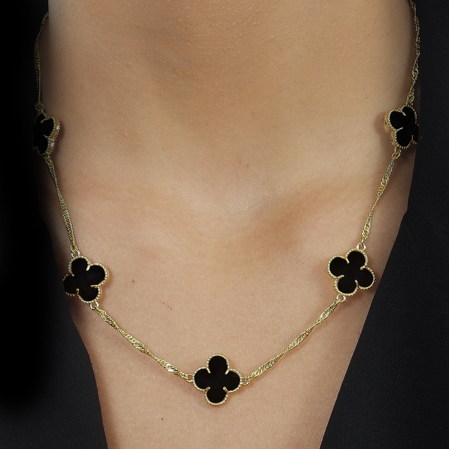 Colar Lilith Allure Dourado 5 Trevos Preto / Lilith Allure Gold Necklace with 5 Black Clovers