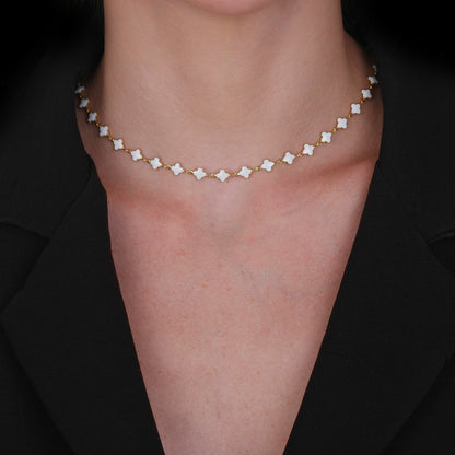 Colar Lilith Allure Dourado com Trevos Brancos. Lilith Allure Gold Necklace Featuring White Clover Accents