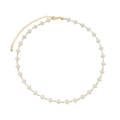 Colar Lilith Allure Dourado com Trevos Brancos. Lilith Allure Gold Necklace Featuring White Clover Accents