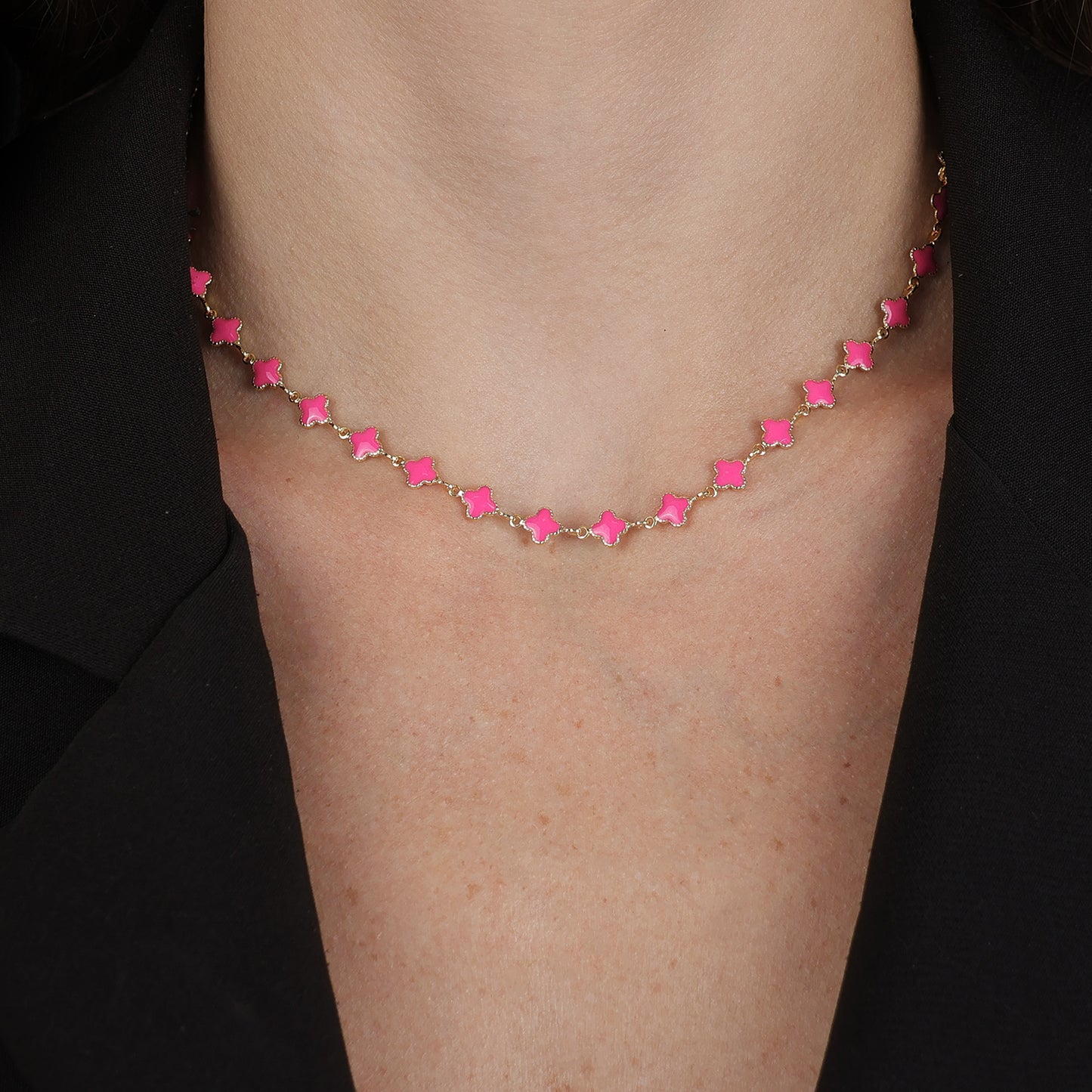 Colar Lilith Allure Dourado de Trevos Rosas. Lilith Allure Gold Clover Necklace with Pink Zirconia