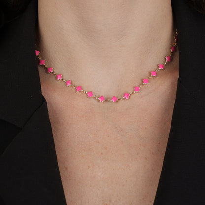 Colar Lilith Allure Dourado de Trevos Rosas. Lilith Allure Gold Clover Necklace with Pink Zirconia