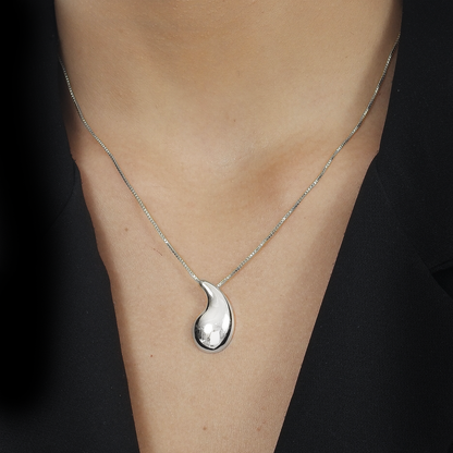 Colar Lilith Allure Prateado de Gota Curvada / Lilith Allure Silver Curved Teardrop Necklace