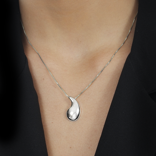 Colar Lilith Allure Prateado de Gota Curvada / Lilith Allure Silver Curved Teardrop Necklace