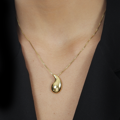 Colar Lilith Allure Dourado de Gota Curvada / Lilith Allure Gold Curved Teardrop Necklace