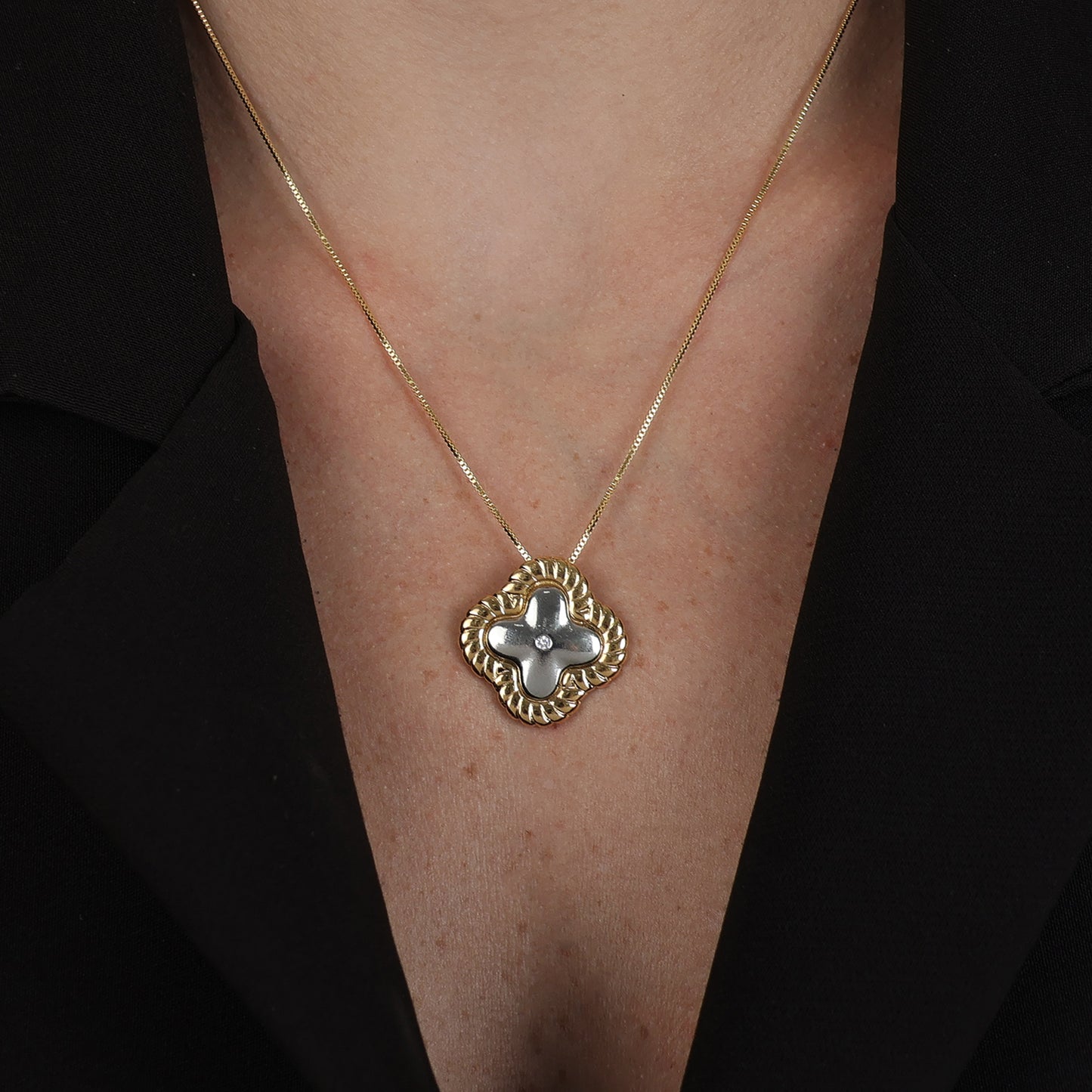 Colar Lilith Allure Dourado e Prateado de Flor. Lilith Allure Gold and Silver Flower Necklace
