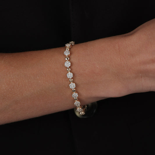 Pulseira Lilith Allure Dourada de Circulos com Zircônia. "Lilith Allure Gold Bracelet with Zirconia Circles