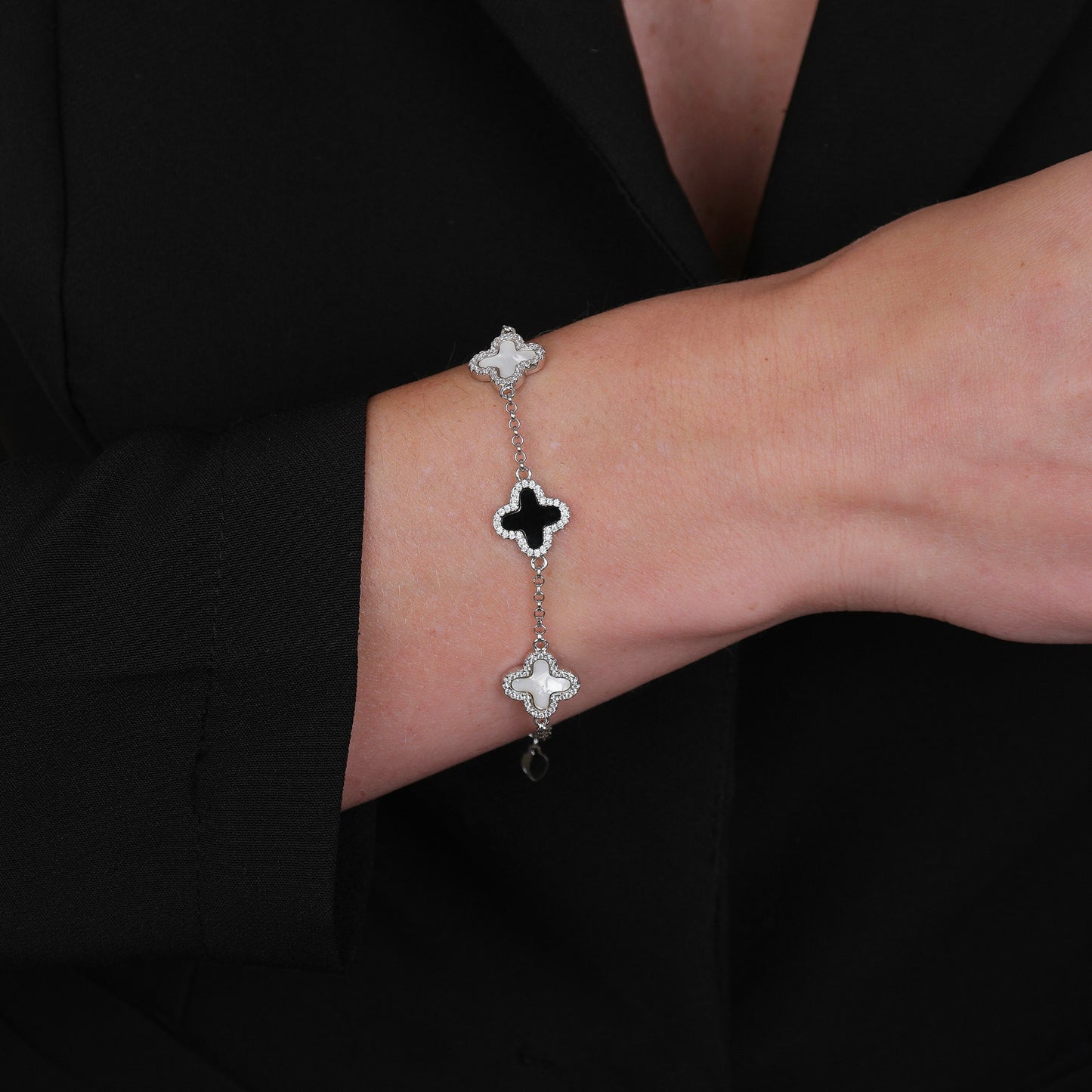 Pulseira Prateada de Trevos Pretos e Brancos Cravejados de Zircônia. Lilith Allure Silver Bracelet with Black and White Clover Zirconia Accents
