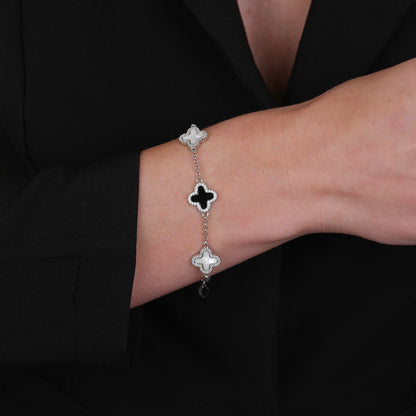 Pulseira Prateada de Trevos Pretos e Brancos Cravejados de Zircônia. Lilith Allure Silver Bracelet with Black and White Clover Zirconia Accents