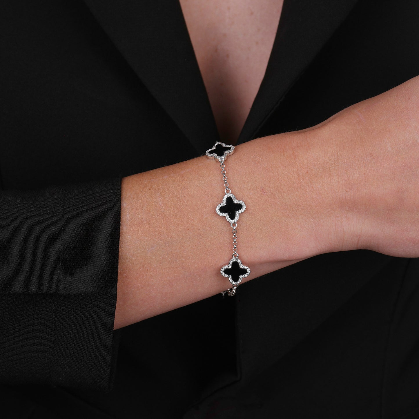 Pulseira  Lilith Allure Prateada de Trevos Pretos Cravejados de Zircônia